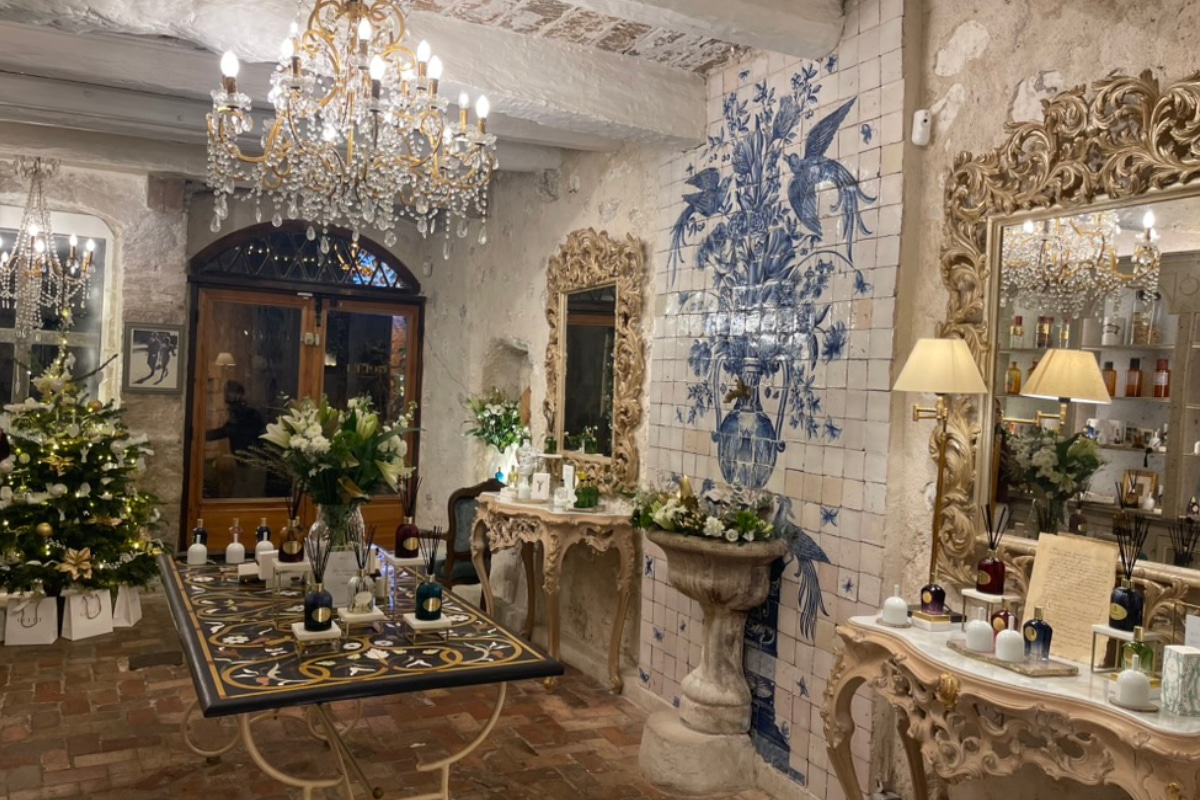 Le hall met en valeur les murs de pierre d'une ancienne bâtisse niçoise avec une décoration riche en couleurs, textures et senteurs