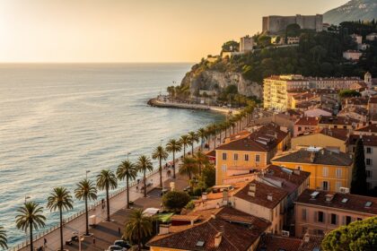 Vue panoramique de la baie des Anges et de la promenade des Anglais à Nice en fin de printemps