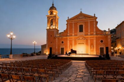 Concert en plein air sur le parvis de la basilique Saint-Michel-Archange de Menton, façade baroque illuminée face à la mer