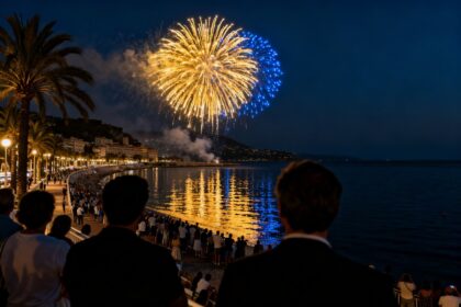 Feu d'artifice au-dessus d'une baie méditerranéenne, foule sur une promenade bordée de palmiers un soir d'été