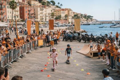 Enfants à trottinette et en skate sur un parcours de plots, devant une foule en orange au bord d'un port