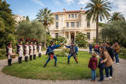 Deux hussards en duel au sabre devant des grenadiers et un tambour, dans le jardin d'une villa blanche entourée de palmiers
